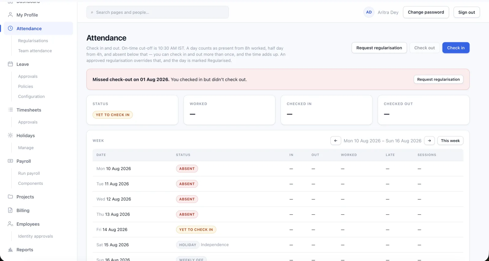 Aurevam HRMS attendance screen showing a weekly view with each day classified as present, absent, holiday or weekly off, alongside worked hours and regularisation requests.